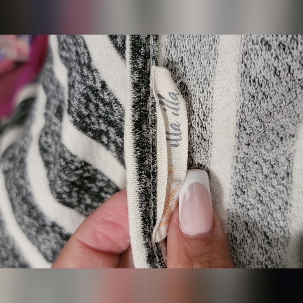 Striped Black and White Sweater Size Small - Picture 4 of 4